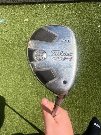 Titleist 909 H hybrid.