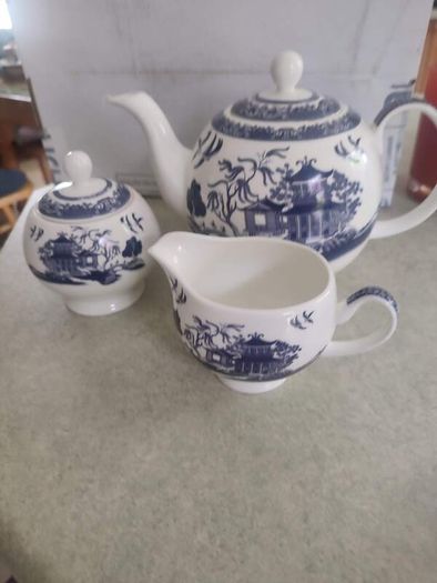 The Maureen O'Hara Willow Bone China Collection for Newbridge Silverware willow pattern tea set as new.