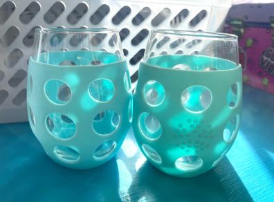 2 Stemless wine glasses