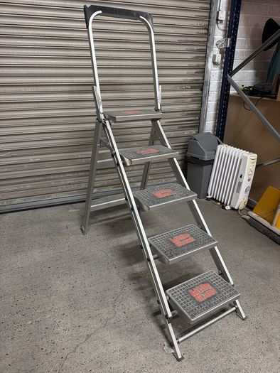 safety step ladder