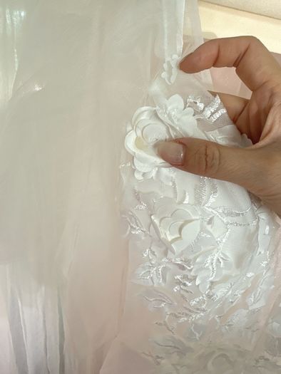 White 3D Floral Embroidered Tulle Flutter-Sleeve Bridal Gown