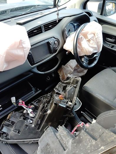Breaking Toyota Yaris 2014 petrol