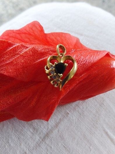 18 CT Gold pendant with Natural Sapphire and  diamonds