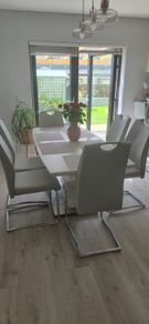 Extendable dining table