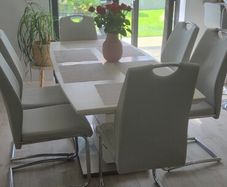 Extendable dining table