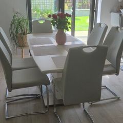 Extendable dining table