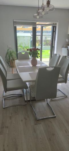 Extendable dining table