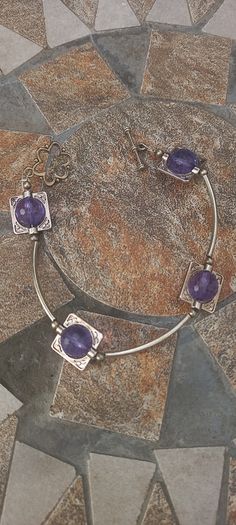 Vintage jewelry is sold individually for 5 to 10 euros