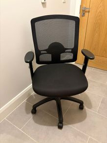 Black mesh office chair - like new