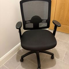 Black mesh office chair - like new