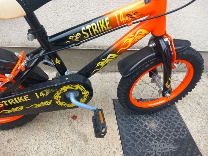 Kids strike bike size 14 inch wheels