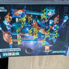 Magnetic marble run