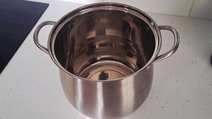 Pot with lid / Sauce pan - New