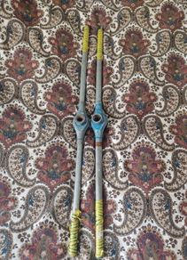 two long handled pipe threaders 0.8 m / 800 cm long