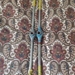two long handled pipe threaders 0.8 m / 800 cm long