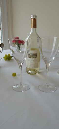 A pair. 2 x Vintage Wine Glasses. Geometric patterned elegant wine glasses. FREE Stopper.