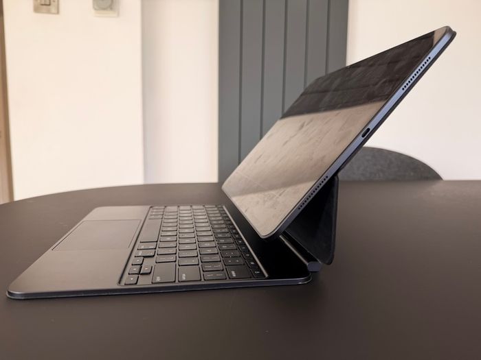Apple Magic Keyboard for 13 inch iPad Pro