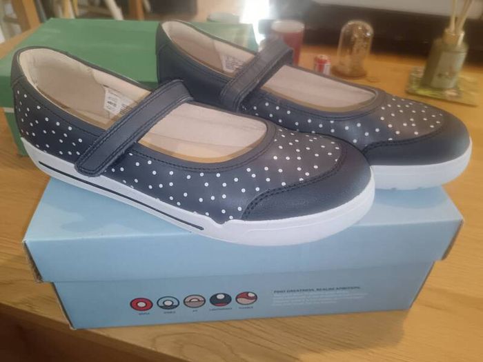 Clarkes girls shoes UK 2.5