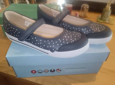 Clarkes girls shoes UK 2.5
