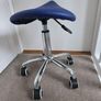 Adjustable height rolling salon stool Image 4