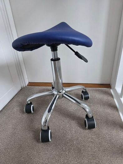 Adjustable height rolling salon stool