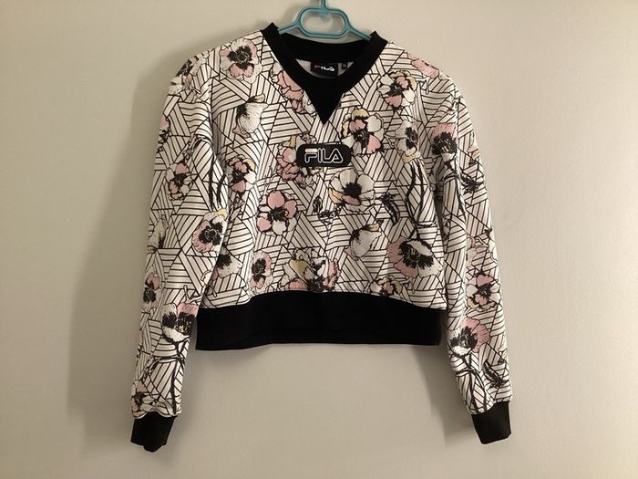 Size XS Ladies FILA crewneck flower pattern