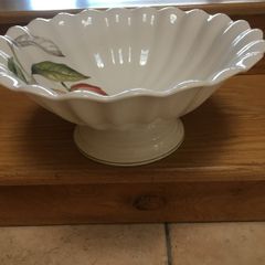Villeroy and Boch pedestal bowl