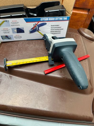 Cutting tool for plasterboard