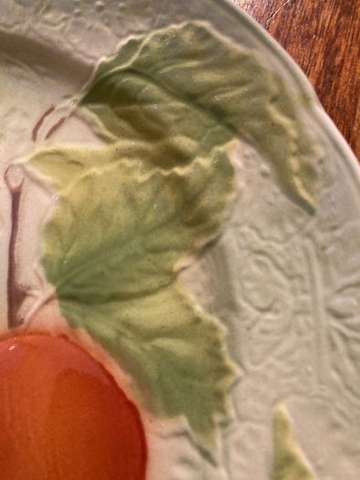 Print a la Main - St Clement France - 21 cm diameter colourful plate with Peaches and Leaves