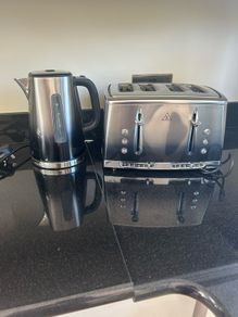 Kettle and toaster set