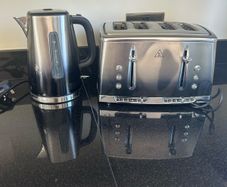 Kettle and toaster set