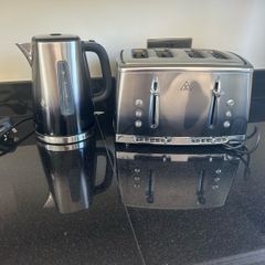 Kettle and toaster set