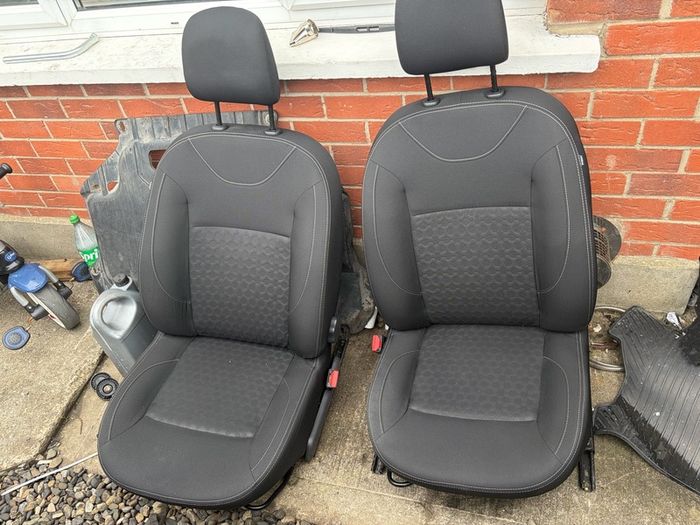 Dacia Sandero front car seats