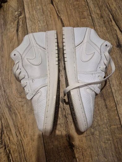 womens Nike air Jordans white