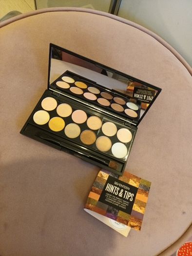 Seventeen eye palette