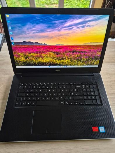 Dell inspiron 3780,i5 8th gen,8gb,256ssd,Huge 17" FHD Screen, windows 11