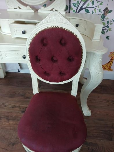 dressing table and chair