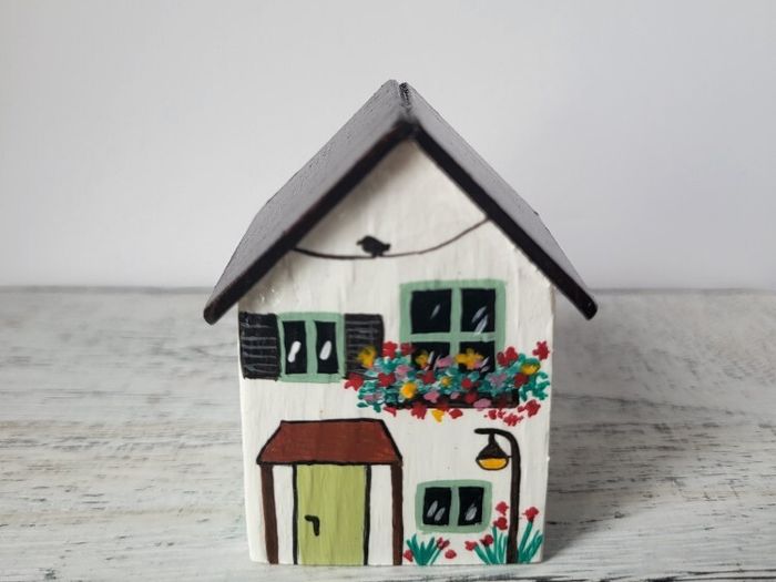 Handcrafted tiny wooden house !