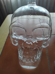 new 1000ml fill skull decanter plus 4 skull shot glasses