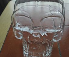 new 1000ml fill skull decanter plus 4 skull shot glasses