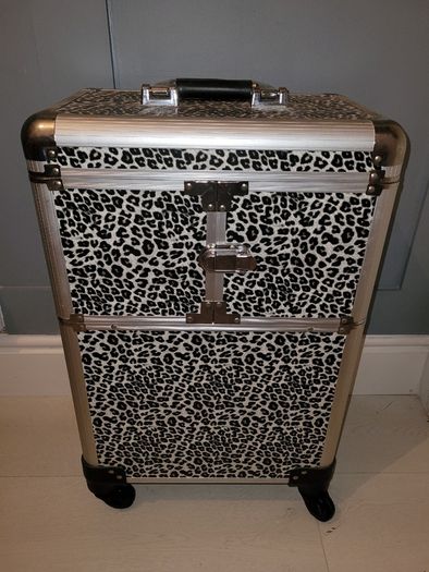 Beauty case on wheels Like New