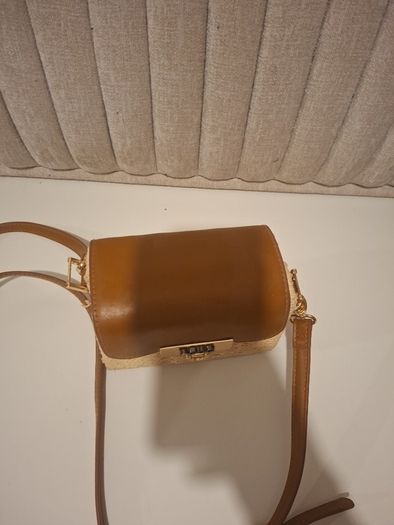womans handbag