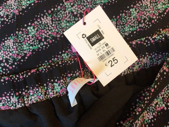 BNWTS Savida Black ditzy floral pleated midi Skirt size S 8/10 includes postage