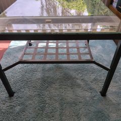 Must go - Coffee table with glass top