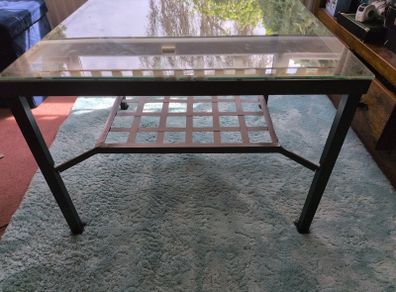 Must go - Coffee table with glass top
