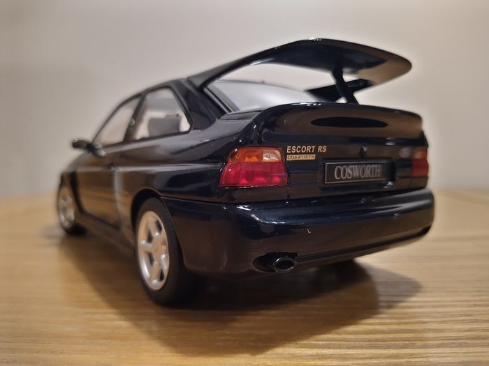 Ford Escort RS Cosworth 1992 Dark Blue Metallic RHD 1/18 New in Box