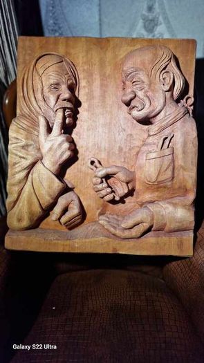 Sculptures, portraits made of wood.