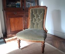 Victorian tufted upholstered chair