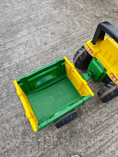 John Deere ride on toy tractor