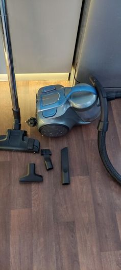 700w bagless vacuum